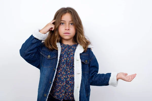 Liten Kaukasiska Flicka Med Vackra Blå Ögon Bär Denim Jacka — Stockfoto