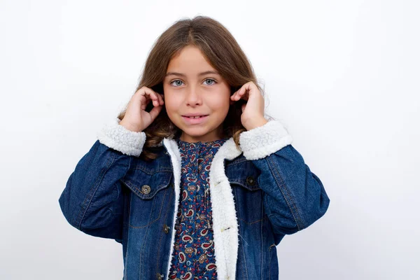 Niña Caucásica Con Hermosos Ojos Azules Usando Chaqueta Mezclilla Pie — Foto de Stock