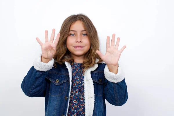 Liten Hvit Jente Med Vakre Blå Øyne Iført Dongerijakke Som – stockfoto