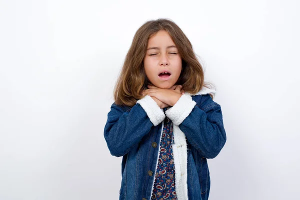 Niña Caucásica Con Hermosos Ojos Azules Usando Chaqueta Mezclilla Pie — Foto de Stock