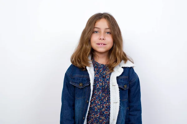 Kleines Kaukasisches Mädchen Mit Schönen Blauen Augen Jeansjacke Vor Isoliertem — Stockfoto