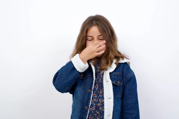 Niña Caucásica Con Hermosos Ojos Azules Usando Chaqueta Mezclilla Pie —  Fotos de Stock