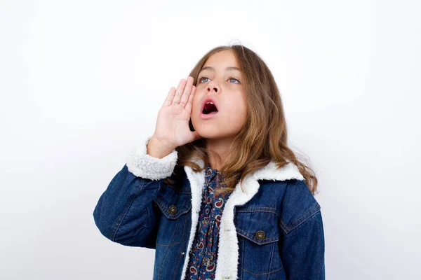 Kleines Kaukasisches Mädchen Mit Schönen Blauen Augen Jeansjacke Vor Isoliertem — Stockfoto