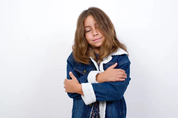 Niña Caucásica Con Hermosos Ojos Azules Usando Chaqueta Mezclilla Pie — Foto de Stock