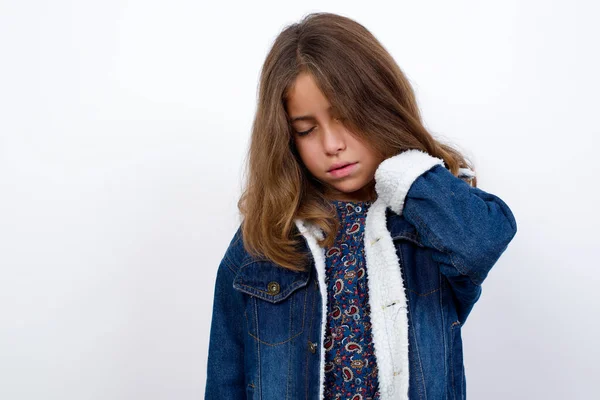 Kleines Kaukasisches Mädchen Mit Schönen Blauen Augen Jeansjacke Vor Isoliertem — Stockfoto