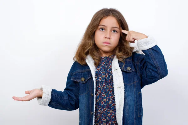 Kleines Kaukasisches Mädchen Mit Schönen Blauen Augen Jeansjacke Über Isoliertem — Stockfoto