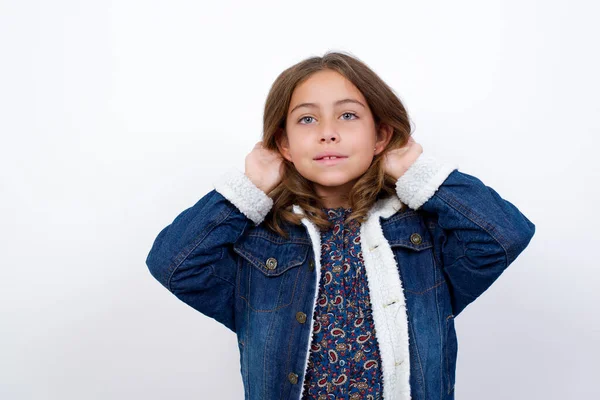 Niña Caucásica Con Hermosos Ojos Azules Usando Chaqueta Mezclilla Pie — Foto de Stock