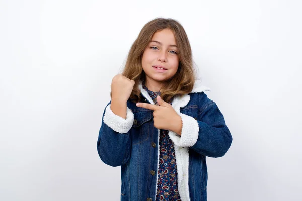 Piccola Ragazza Caucasica Con Bellissimi Occhi Blu Indossando Giacca Jeans — Foto Stock