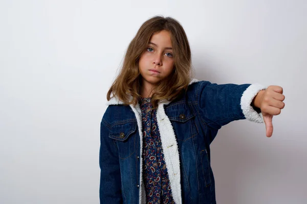 Kleines Kaukasisches Mädchen Mit Schönen Blauen Augen Jeansjacke Das Vor — Stockfoto
