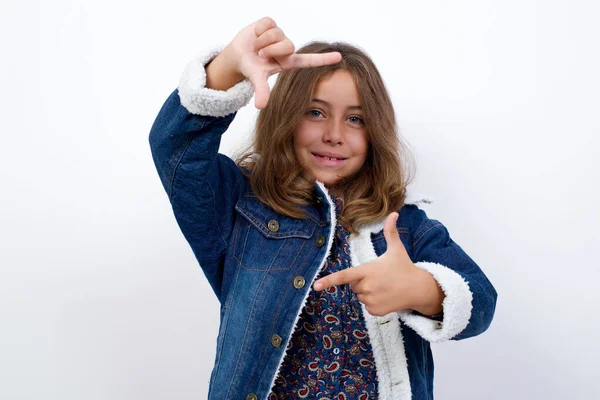 Menina Caucasiana Com Belos Olhos Azuis Usando Jaqueta Ganga Sobre — Fotografia de Stock