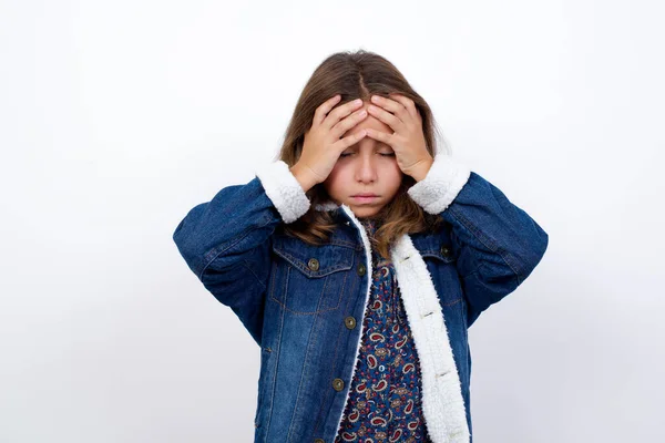 Niña Caucásica Con Hermosos Ojos Azules Usando Chaqueta Mezclilla Pie —  Fotos de Stock