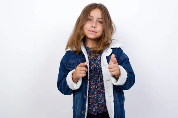 Маленька Біла Дівчинка Красивими Блакитними Очима Джинсовій Куртці Стоїть Над — стокове фото