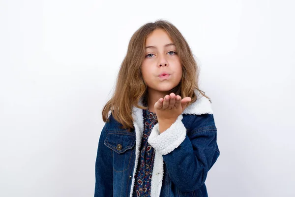 Kleines Kaukasisches Mädchen Mit Schönen Blauen Augen Jeansjacke Das Vor — Stockfoto