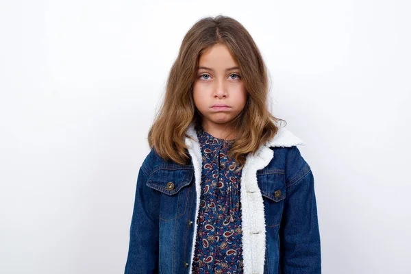 Portrét Nespokojenosti Rozrušený Malá Běloška Krásnýma Modrýma Očima Džínové Bundě — Stock fotografie