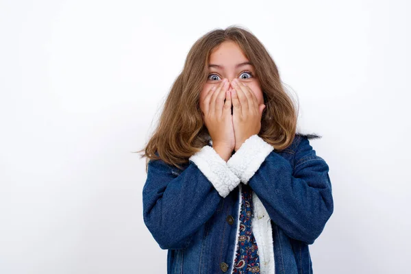 Vivacious Little Chica Caucásica Con Hermosos Ojos Azules Usando Chaqueta —  Fotos de Stock