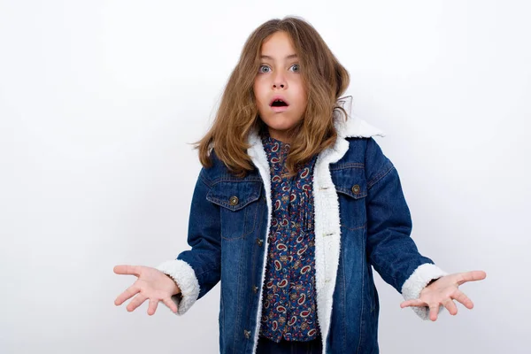 Frustré Petite Fille Caucasienne Avec Beaux Yeux Bleus Veste Denim — Photo