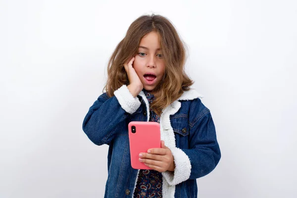 Kleines Kaukasisches Mädchen Mit Schönen Blauen Augen Jeansjacke Vor Isoliertem — Stockfoto