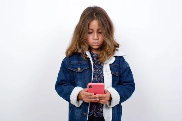 Retrato Excitada Niña Caucásica Con Hermosos Ojos Azules Usando Chaqueta — Foto de Stock