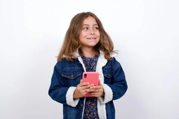 Pequeña Chica Caucásica Con Hermosos Ojos Azules Usando Chaqueta Mezclilla — Foto de Stock