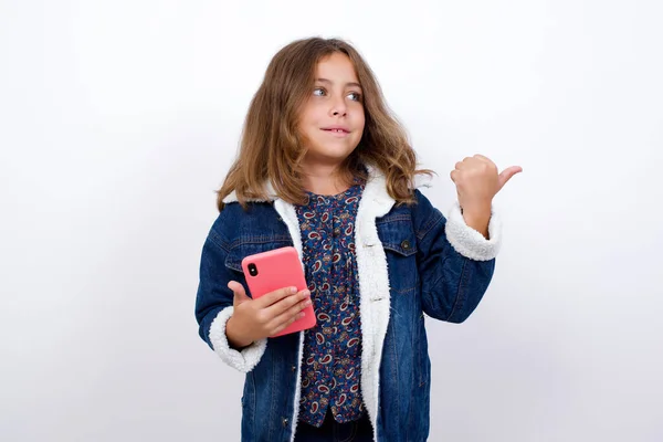 Retrato Niña Caucásica Con Hermosos Ojos Azules Usando Chaqueta Mezclilla — Foto de Stock