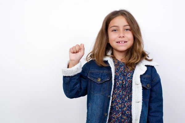 Niña Caucásica Con Hermosos Ojos Azules Usando Chaqueta Mezclilla Pie — Foto de Stock