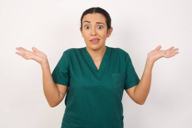 Cahil manken omuz omuza omuz silkiyor, şüpheli bir durumla karşı karşıya, avuç içlerine yayılıyor, zor bir karar.