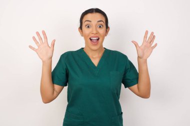 İyimser MODEL sevinçten avuçlarını kaldırır, birinden müthiş bir hediye almaktan mutlu olur, yüksek sesle bağırır, heyecanlı bir model çığlık atar.