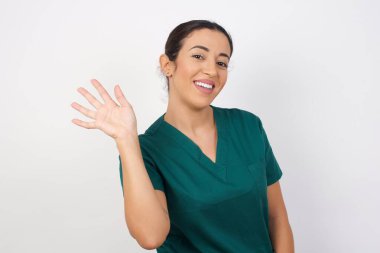 Mutlu ve güler yüzlü, dostça karşılama jesti..