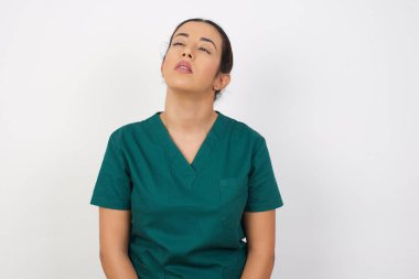 Model uykulu ve yorgun görünüyor, bitkin ve akşamdan kalma, sabahları tembel gözler.