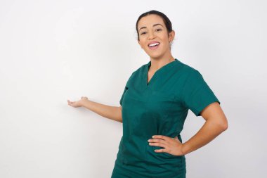 Model kendini mutlu ve neşeli hissediyor, gülümsüyor ve seni hoş karşılıyor, dostça bir jestle içeri davet ediyor. 