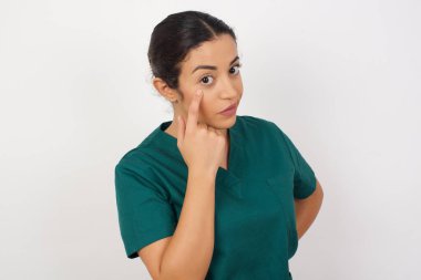 Gözü işaret eden model jestini izliyor, şüpheli bir ifade.. 