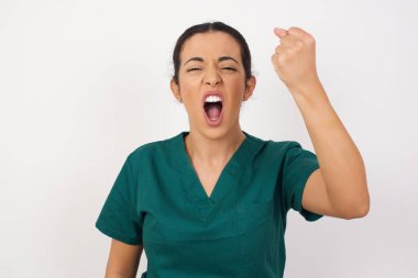 Öfkeyle bağırırken kızgın ve öfkeli yumruk kaldırma modelim. Öfke ve agresif kavram.