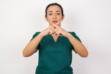 Model Reddetme kızgın ifade olumsuz işaret yapan parmaklar çapraz.