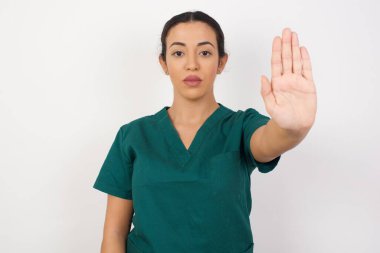 Model avucunun içi gibi şarkı söylemeyi kesiyor. Yüzünde olumsuz ve ciddi bir jest olan uyarı ifadesi. 