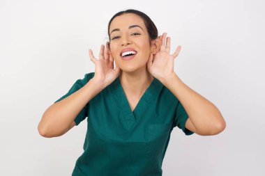 Güzel, genç bir hemşire iki elini de kulak hareketi yapmaya çalışıyor. Dedikoduya meraklı. İşitme problemi, sağır