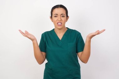 Şaşkınlık içinde öfkeli MODEL jestleri, tatminsizlikle surat asıyor, akşam yemeği hazırlamak için ürün almayı unuttuğunu söylüyor.