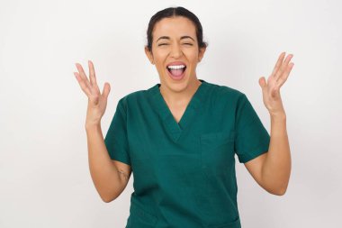 Çılgın öfkeli Model yüksek sesle bağırıyor ve öfkeyle el kol hareketi yapıyor. Olumsuz insani duygular kavramı