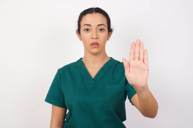 MODEL, dur işareti yasaklama simgesinin avuç içi kamerayı katı bir ifadeyle ileri götürdüğünü gösterir