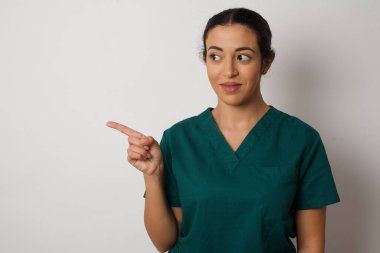 Fotokopi alanını gösteriyor ve bir şey reklamını yapıyor. En iyi fiyat öneriyor..