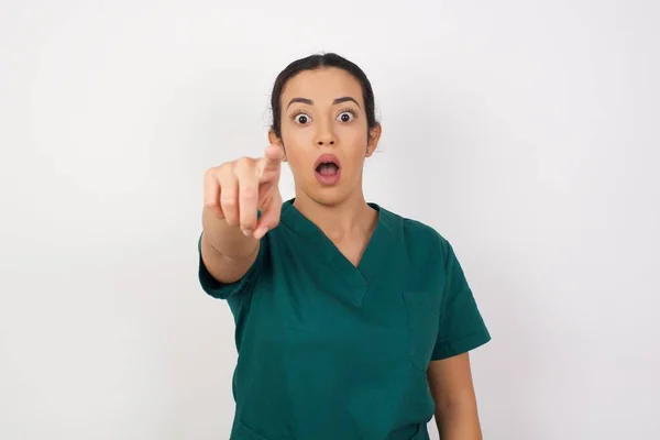 Parmakla Işaret Ederek Şaşırdı Ağzı Açık Hayret Verici Bir Ifade — Stok fotoğraf