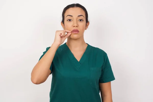 Modell Mund Und Lippen Als Reißverschluss Mit Den Fingern Geschlossen — Stockfoto