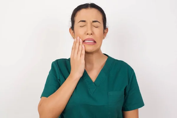 由于牙痛或牙病 用手部接触口腔 有疼痛的表情 — 图库照片