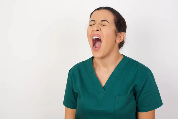 Όμορφη Νεαρή Νοσοκόμα Ουρλιάζοντας Απογοητευμένη Και Έξαλλη Φωνάζοντας Θυμό Οργή — Φωτογραφία Αρχείου