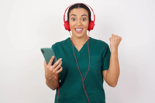 Positieve Hipster Jonge Vrouw Houdt Moderne Mobiele Telefoon Aangesloten Hoofdtelefoon — Stockfoto