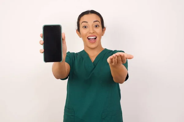 Hermosa Joven Enfermera Posando Con Teléfono Inteligente Fondo Pared Del —  Fotos de Stock