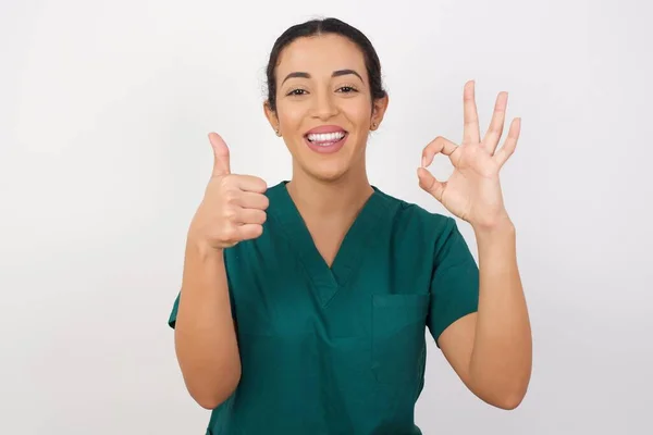 Modelo Sorrindo Parecendo Feliz Despreocupado Positivo Gesticulando Vitória Paz Com — Fotografia de Stock