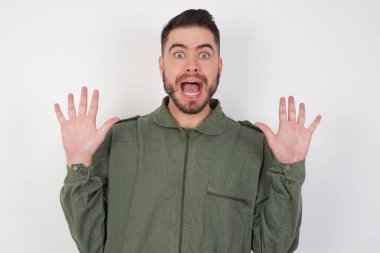 İyimser MODEL sevinçten avuçlarını kaldırır, birinden müthiş bir hediye almaktan mutlu olur, yüksek sesle bağırır, heyecanlı bir model çığlık atar.