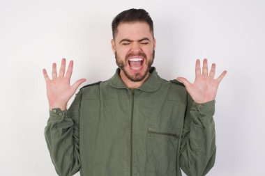 Emotive Model yüksek sesle güler, komik fıkra ya da hikaye duyar, zevkten dört köşe olur, çok mutlu olur.