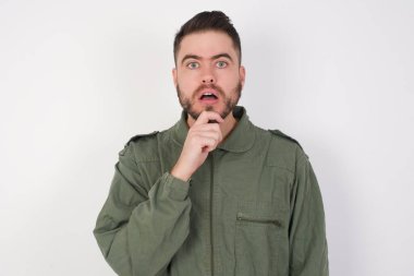 Şaşkın adam MODEL sürpriz bir şekilde ağzını açar, ani haberlere tepki verir.