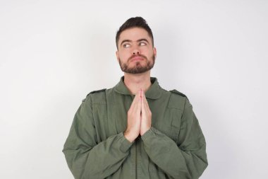 Çekici, neşeli bir modelim var. El ele tutuşup bir fikir oluşturuyoruz. Bana bak. 